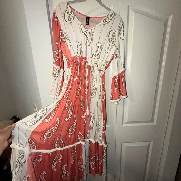 Elegant Paisley Maxi Dress - Red and White - Picture 3 of 3
